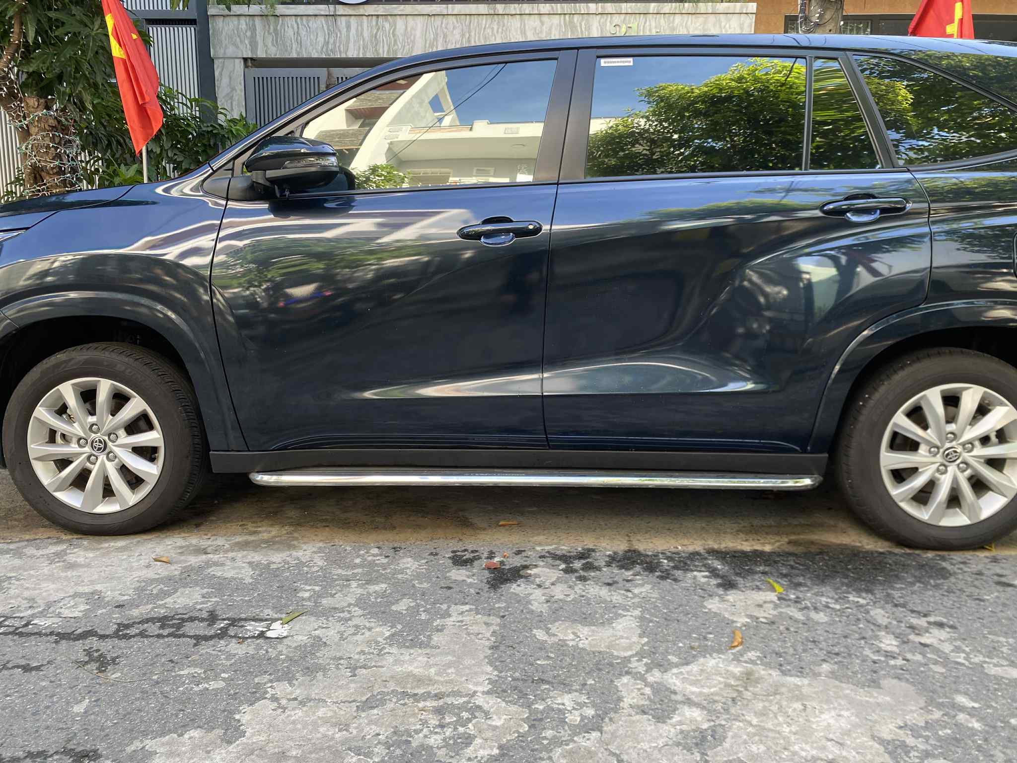 Bậc lên xuống Innova Cross cao cấp Bậc lên xuống Innova Cross cao cấp - Chống va quệt cánh cửa